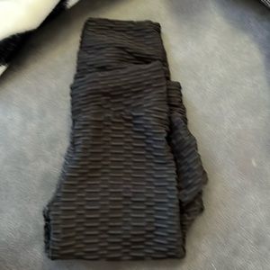 Booty lifting yoga crop pants